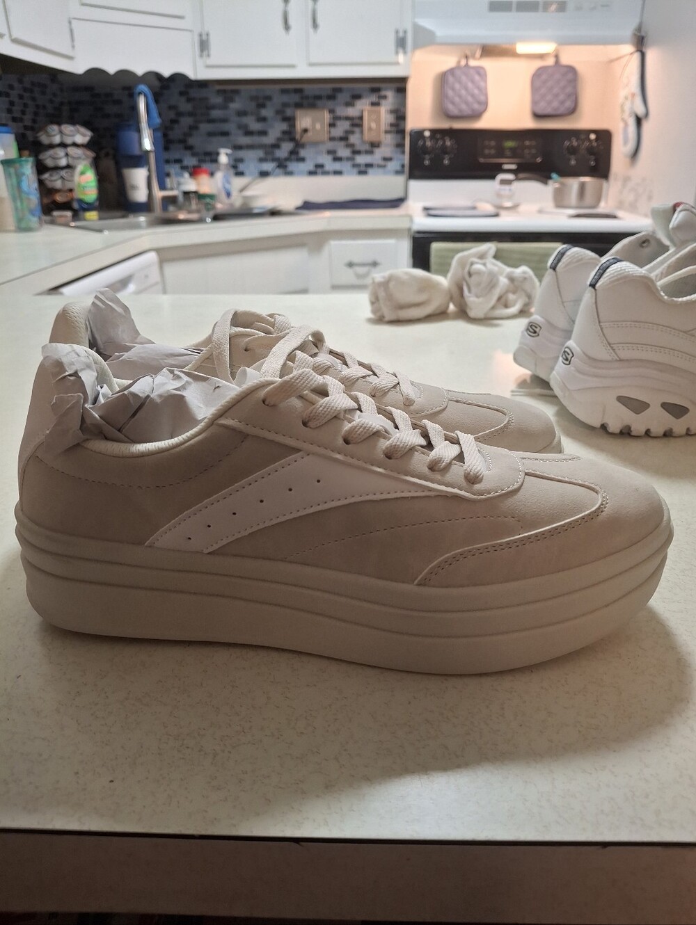 Women’s Platform Lace-Up Sneakers in Cream Size 10 BRAND NEW